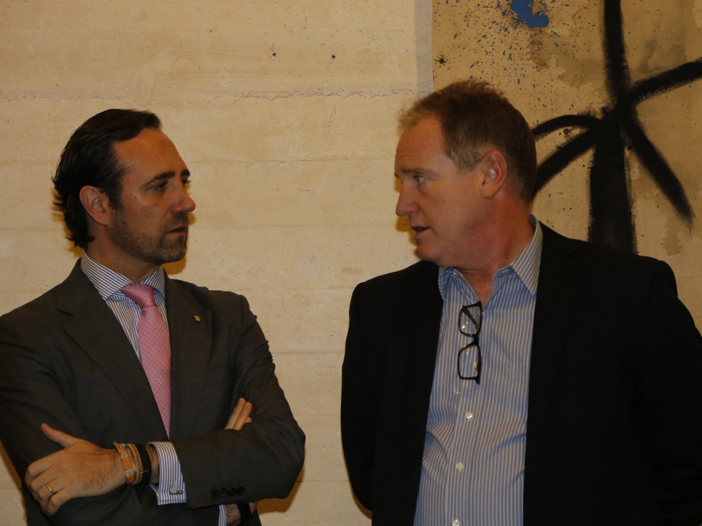 El presidente de las Illes Balears, Jos Ramn Bauz conversa con el comisario de la exposicin, Enrique Juncosa