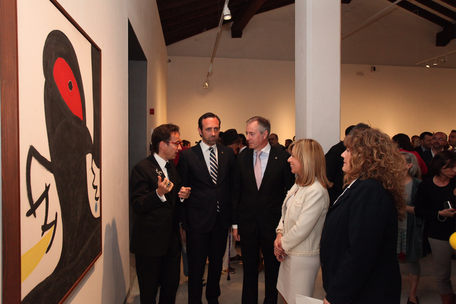 Joan Punyet Miró explica una de les obres a les autoritats assitents